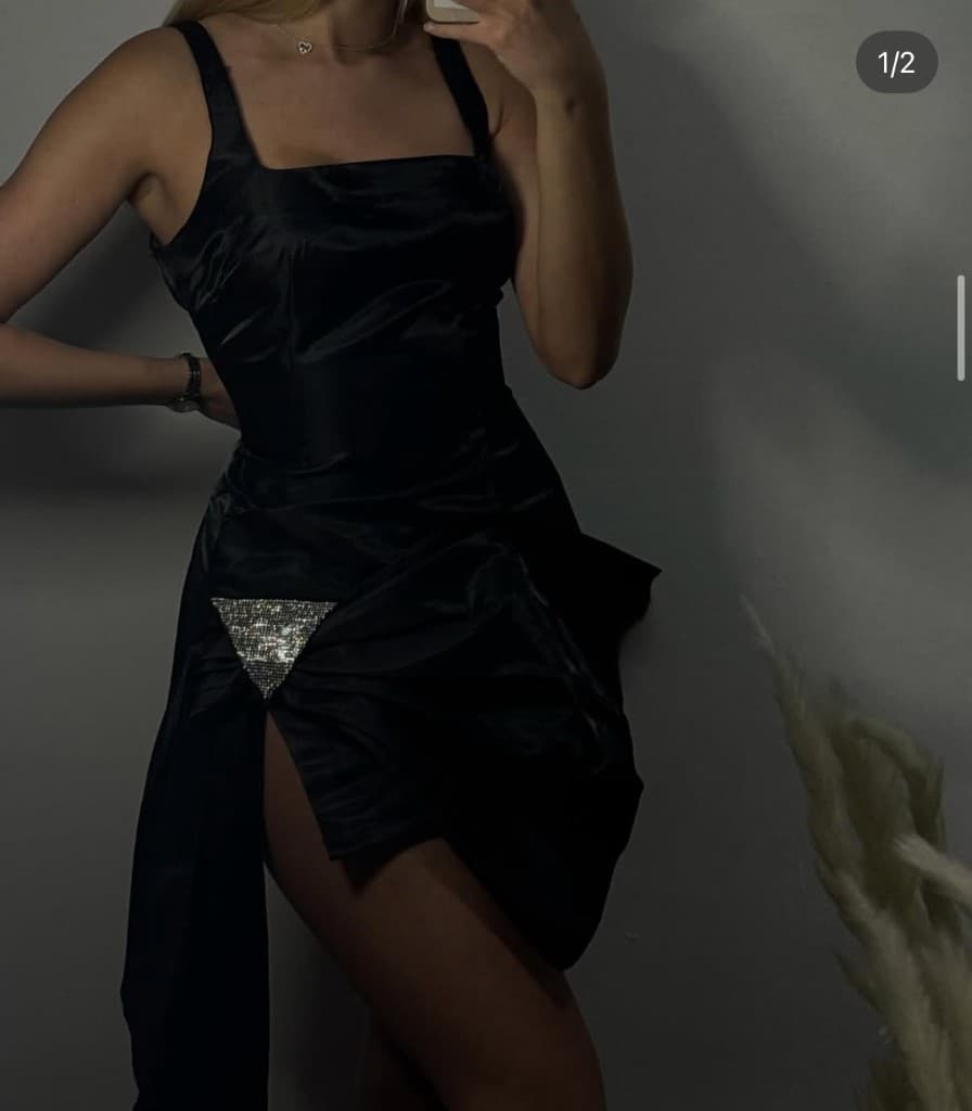 Crna satenska haljina sa šljokičastim detaljem