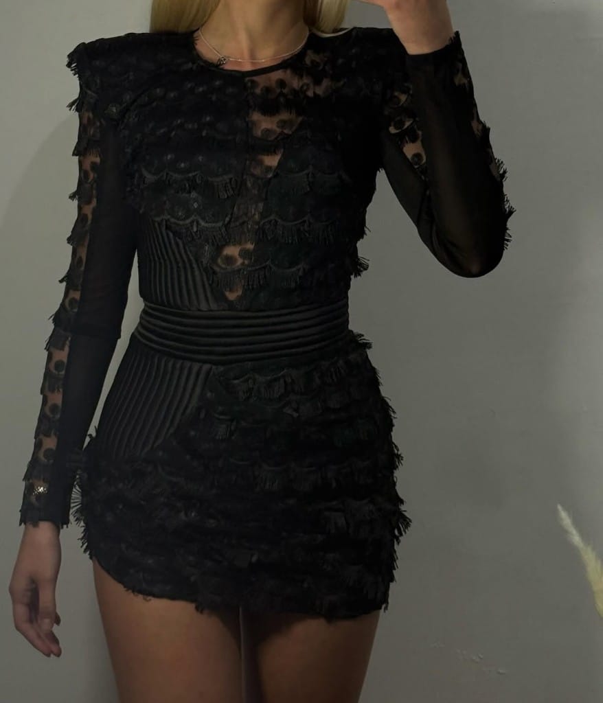 Crna čipkasta mini haljina sa resama